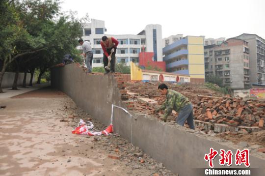 渠县小学操场被售续：挡道围墙被拆正建新操场