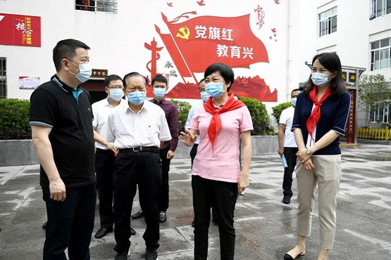 苟小莉率队开展“六一”慰问活动