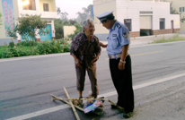 【公安局】耄耋老人走失方向 热心民警送其归家