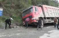 【公安局】车陷路沟无人理  交警相助及时雨