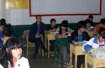 三汇初级中学校长带着老师们听课、评课