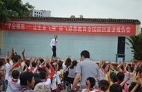 全国著名青少年感恩励志训练导师张飞到渠江六小演讲