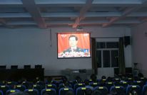 渠县中学党委书记刘胜富带领党委一班人组织全校师生收看十八大开幕式