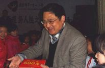 华西集团副总万晓林到土溪一小慰问留守儿童