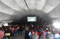 渠江六小学生观看爱国主义电影