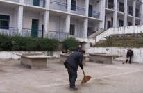 三汇初中：定期打扫校园 教师凸显垂范