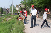 三汇初级中学志愿者深入农庄院坝清理白色垃圾