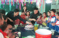 李馥一校为“留守学生”集体过生日
