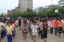 渠江六小举行“5.12特大地震三周年祭”悼念活动
