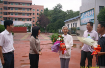 县领导亲切慰问鹤林学校教师