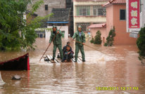 渠县土溪中学全力抗洪抢险救灾