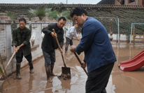 渠江六小 万众一心积极抗洪恢复行课