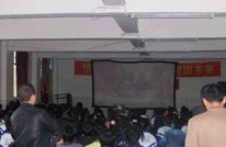 三汇初级中学：放防震影片谈自救方法