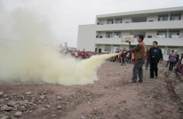 岩峰二校举行避震防灾演练