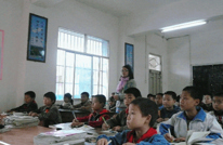 宋家中心校组织观看安全教育警示片