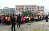 土溪中学举行楼道安全演练