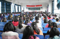 渠县涌兴中学对全校女生进行安全知识教育