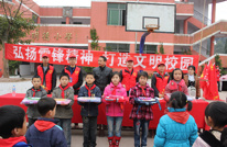 李馥乡明德小学开展“学雷锋，从关爱身边人做起”活动