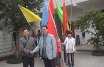 屏西学校师生到敬老院献爱心