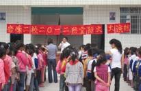 岩峰二校精心组织防震防火大演练