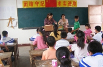 和乐学校向学生发放免费“营养奶”