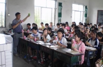 涌中学生吃上了营养餐