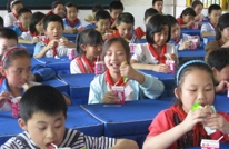 静边镇一小学生吃上“快乐营养餐”