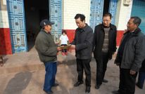 县人大副主任邓建秋深入三板慰问困难干部群众