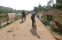 静边镇机关干部滨河路上践“善行”