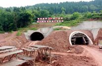 渠县：镇广高速檬子梁隧道双幅顺利贯通