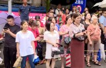 你在考场奋笔疾书 我在场外静心等候