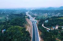 镇广高速渠县境内沥青路面摊铺全面启动全力冲刺年内通车目标