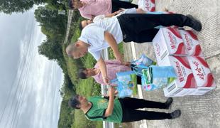 李渡镇：致敬高温下的坚守 李渡镇夏送“清凉”慰问环卫工人