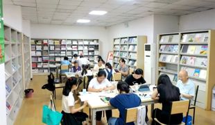 图书馆成“充电”热地 市民畅游书海享清凉