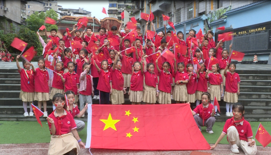 童心迎国庆 渠县第一小学二（3）班师生用行动致敬祖国