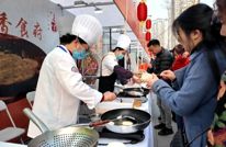 渠县组团亮相第十二届秦巴商品交易会 轻纺智造与非遗特产“圈粉”客商