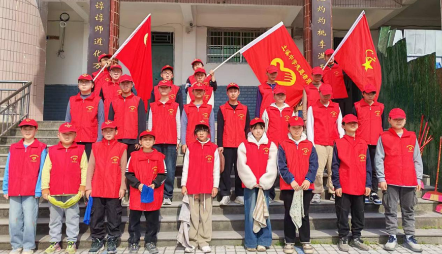 渠县土溪镇初级中学开展“学习雷锋”志愿清扫活动 用行动践行雷锋精神