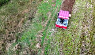 巾帼驰骋春耕路 农机绘就新图景