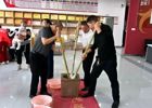 腾龙社区：糍粑飘香迎中秋 邻里同心聚温情