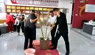 腾龙社区：糍粑飘香迎中秋 邻里同心聚温情