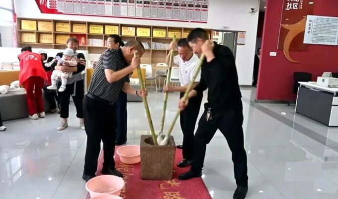 腾龙社区：糍粑飘香迎中秋 邻里同心聚温情